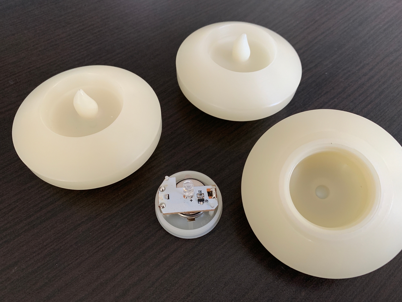 DekorLEDWax1 Plovoucí LED svíčka z pravého vosku