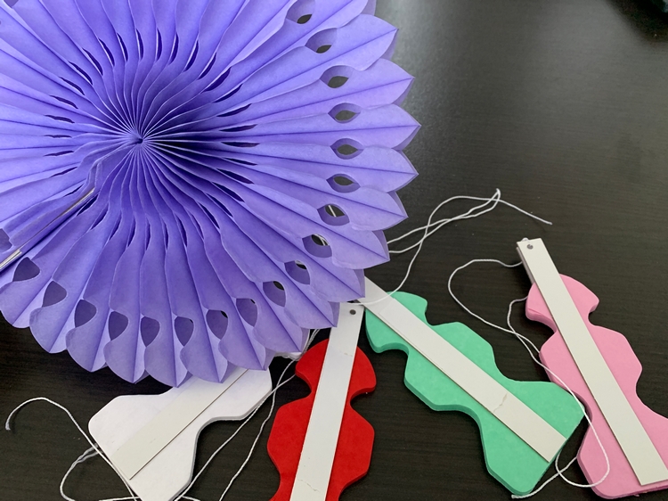 Žlutá papírová rozeta vějíř S1 průměr 30 cm