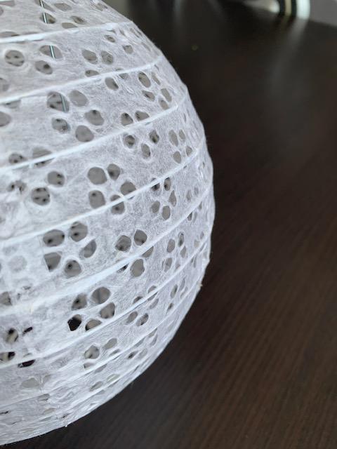 Světle modrý perforovaný kulatý lampion stínidlo průměr 35 cm motiv květina