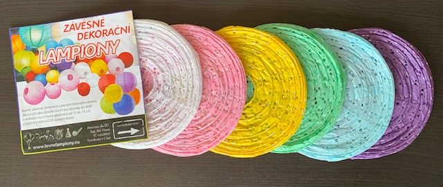 Světle modrý perforovaný kulatý lampion stínidlo průměr 35 cm motiv květina