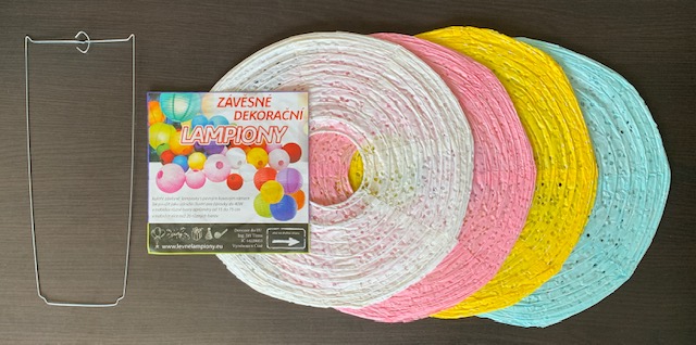 Světle modrý perforovaný kulatý lampion stínidlo průměr 35 cm motiv květina