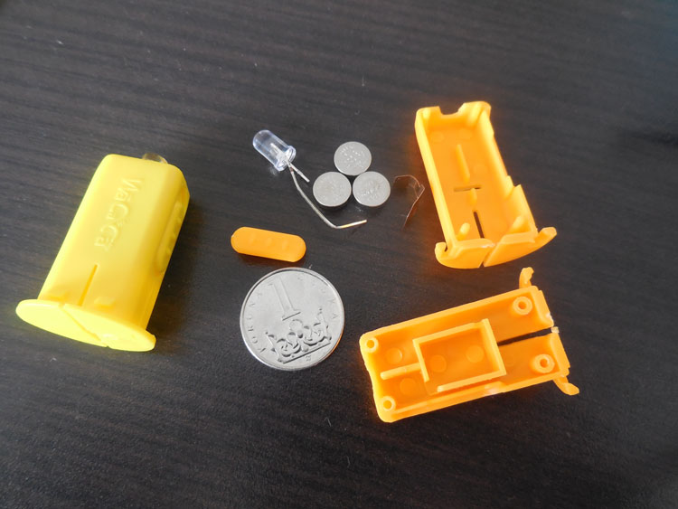 Blikající RGB závěsné LED světlo DekorLEDKID do lampionů 