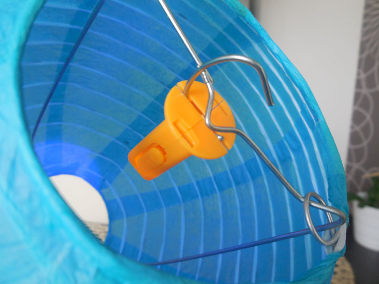 Blikající RGB závěsné LED světlo DekorLEDKID do lampionů 