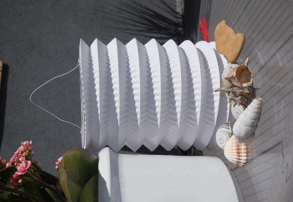 Červený závěsný lampion roztahovací průměr 16 cm